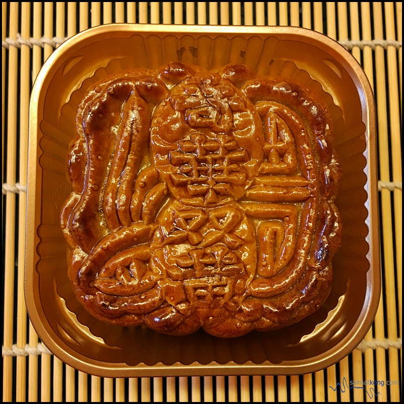 The Golden Lotus Seed Paste Mooncake is one of Kee Wah Bakery's signature mooncakes.