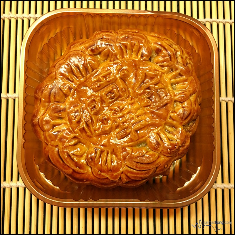 Mid-Autumn Festival 2016 : Kee Wah Bakery (奇華餅家) Mooncake from Hong Kong : The Chinese Ham Mooncake is made of stripes of ham mixed with chewy walnuts, almonds and sunflower seeds.