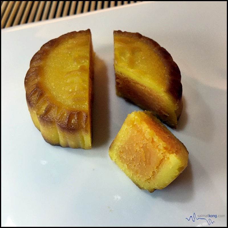 Mid-Autumn Festival 2016 : Kee Wah Bakery (奇華餅家) Mooncake from Hong Kong : The bite-sized Egg Custard Mooncake is made using premium egg yolks blended with high quality milk and filled with golden custard.
