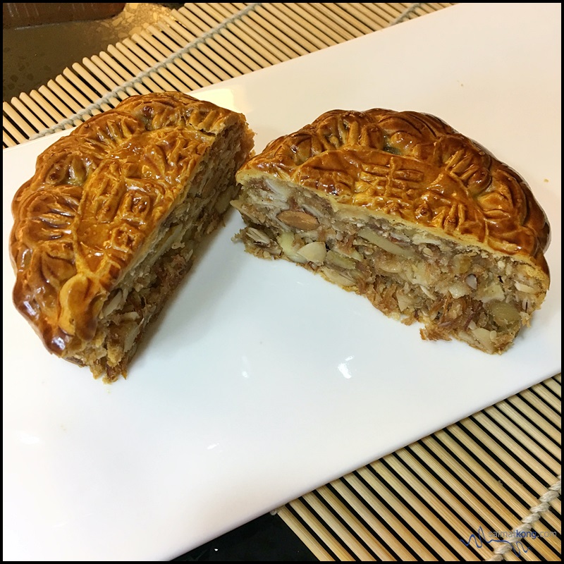 Mid-Autumn Festival 2016 : Kee Wah Bakery (奇華餅家) Mooncake from Hong Kong : The Chinese Ham Mooncake is made of stripes of ham mixed with chewy walnuts, almonds and sunflower seeds.