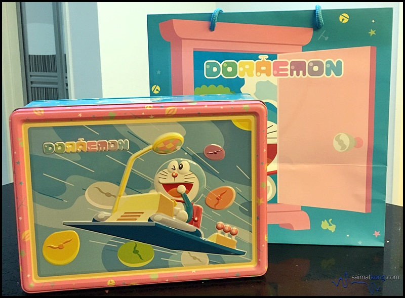 Good Chen (谷城饼棧) Mooncake : The Doraemon Premium Gift Set that comes with 4pcs of mooncakes packaged in a Doraemon metal tin and an exclusive Doraemon paper bag.
