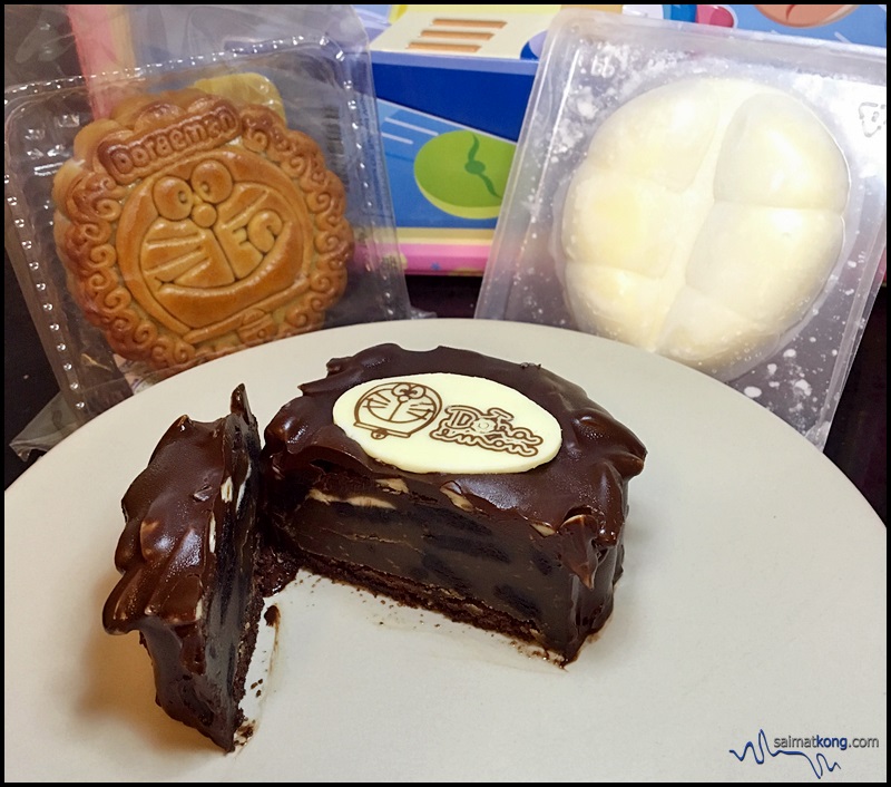 Good Chen (谷城饼棧) Mooncake : The best seller for its snow skin range includes Tropical Pure Durian with smooth durian paste and Black Humor with fillings like chocolate hazelnut, low sugar chocolate lotus paste, almond and cookies.