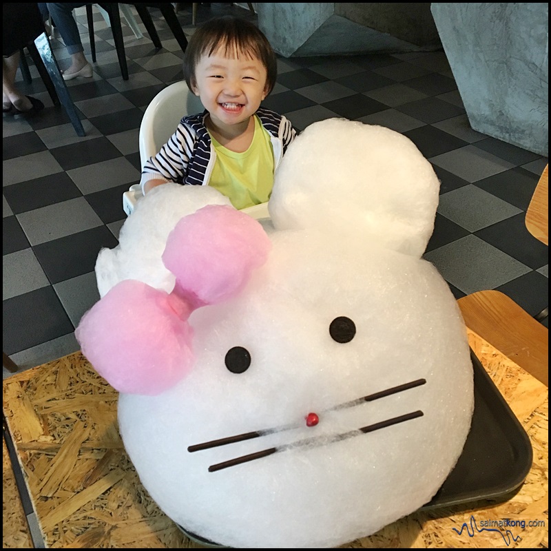 OW:L Espresso : This Hello Kitty cotton candy is a photo-worthy dessert. Gotta take more photos with it before we tear and eat them. Haha 