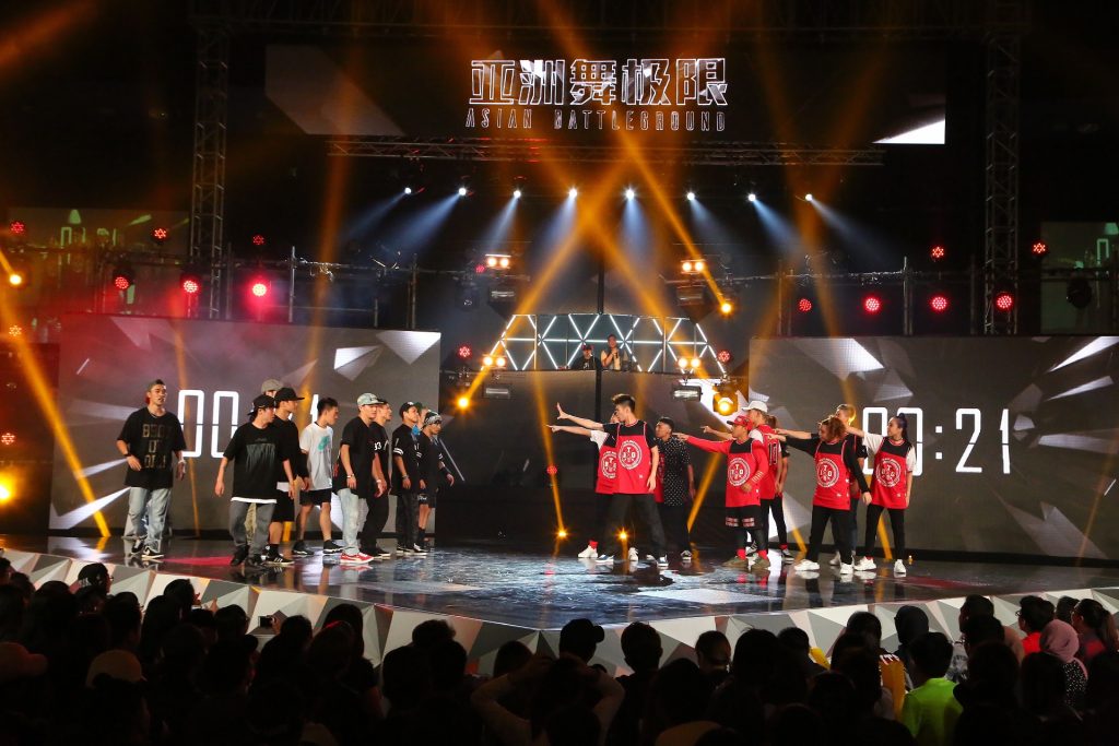 Formosa Crew和Red Lycans在尬舞环节积极争夺冠军。