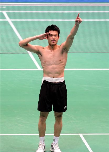 林丹 Lin Dan naked body six packs - Lin Dan salute to his fans in Guangzhou.