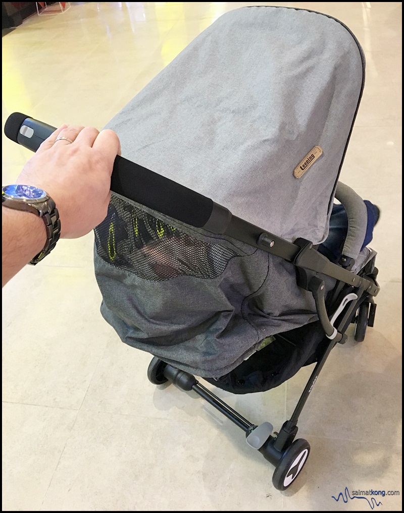 Another good feature of this Squizz is that it has a canopy with window so that you can keep an eye on your baby while you're strolling.