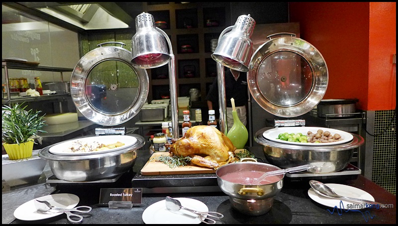 There are a range of takeaway gourmet feast which are specially prepared by chefs and it's available at the DeliCorner from now till 25 December 2016. (Roasted Whole Turkey)