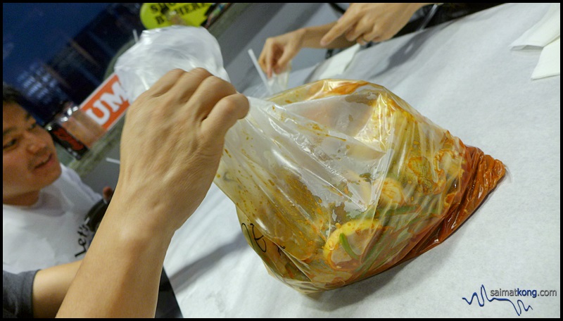 The seafood are served in plastic bags with no serving plates, individual plates or cutleries which means, you eat with your bare hands. 