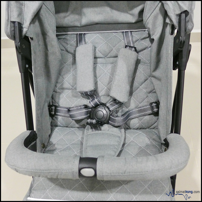 As parents, one of feature that I look for in a stroller is the safety feature. The Squizz comes complete with 5-point safety harness to keep my kids safe in the stroller.