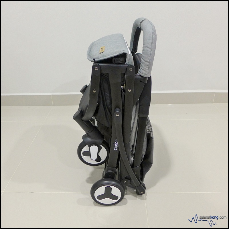The Squizz can be folded with ease. You can hold your baby or shopping bags in one hand and fold your stroller with the other.