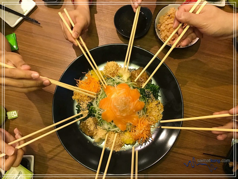 All hands with chopsticks ready for Lou Sang