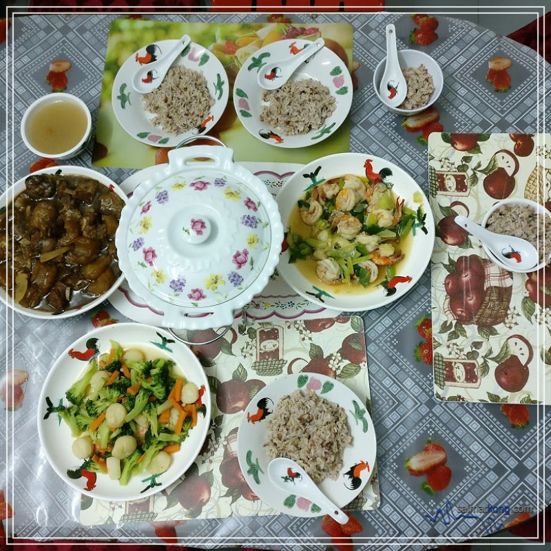 The perfect scenario during Chinese New Year is having all your family members sit around the table and enjoy a warm home cooked meal. Pure bliss!