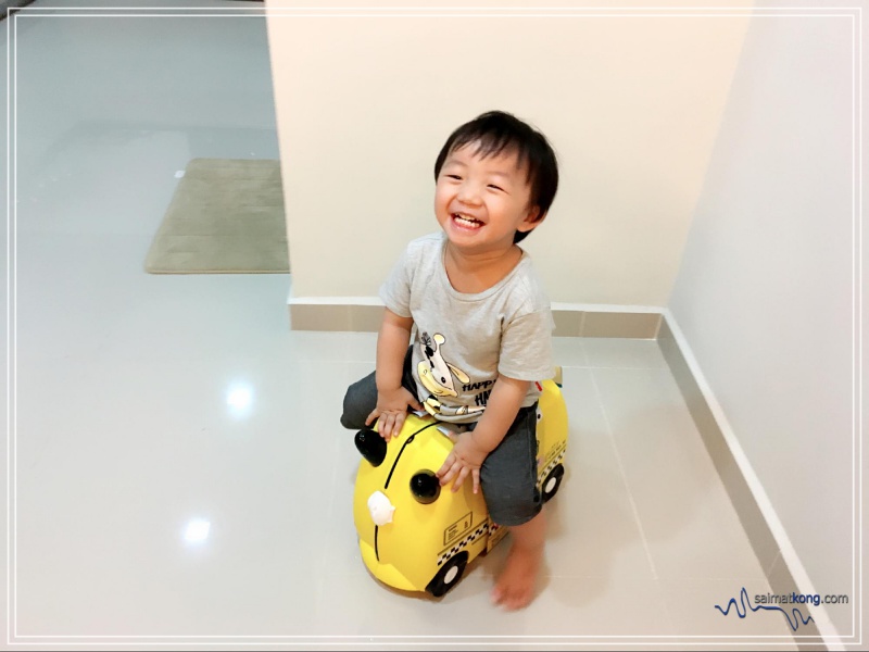 Aiden had so much fun riding and wheeling around on the Trunki Tony Taxi (RM259). This ride-on suitcase is a great travel companion for traveling tots as it's handy, cute and it's real fun riding on it. 