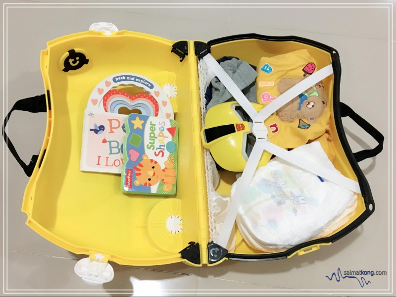 Despite its small size, Trunki can really hold quite a lot of things. I'm able to fit in clothes, diapers, toys - everything that Aiden needs. 