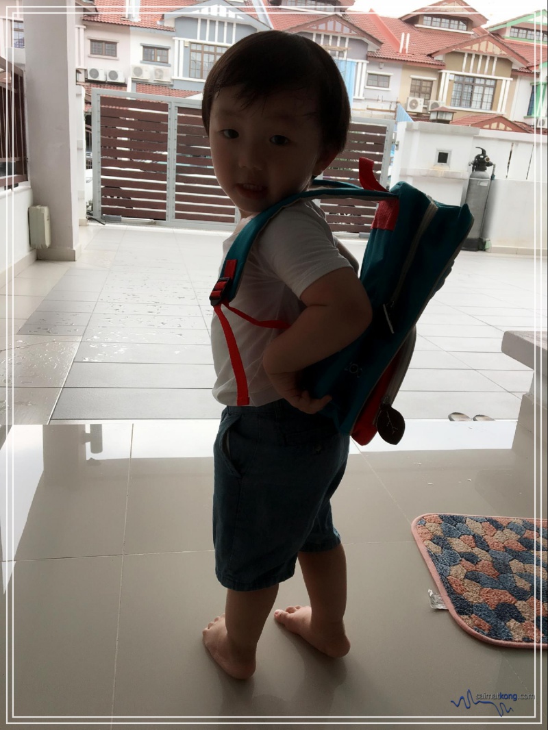 This zoopack in owl design (RM125) is super adorable that Aiden loved it immediately! The size of this backpack is just nice for travel and everyday use. 