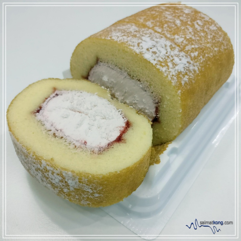 Mouthwatering desserts from Monteur Malaysia - This strawberry swiss roll dusted with icing sugar on top is not just pretty to see but it's also very delicious.