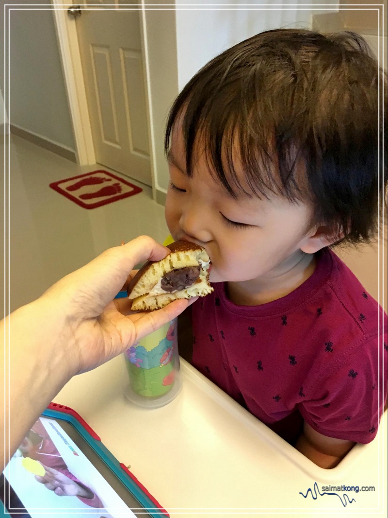 Aiden loves the dorayaki a lot that he's been munching on it while watching his favorite shows on YouTube Kids. 