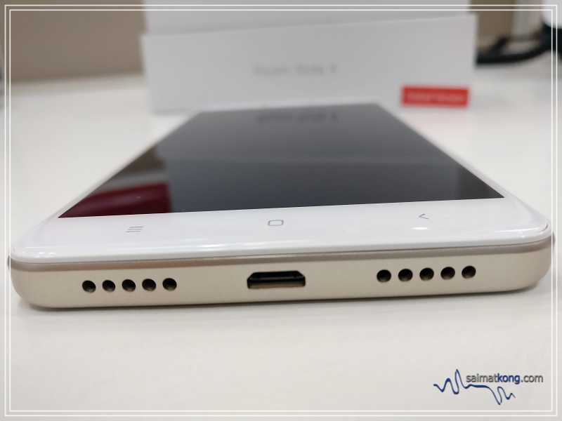 Xiaomi Redmi Note 4 - One of the difference between Redmi Note 3 and Redmi Note 4 is that the speaker grilles of Redmi Note 4 is relocated to the bottom which also houses a Micro-USB port for charging.