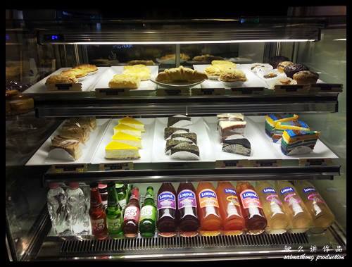 CAFFEine @ SetiaWalk, Puchong : The freshly baked cakes, muffins and pastries on display counter near the cashier