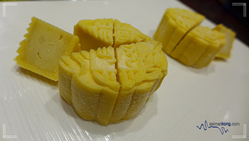 Durian lovers will be delighted to know that Eastin is bringing back their signature Crystal Musang King Durian Paste mooncake which is made with fresh durian pulp.