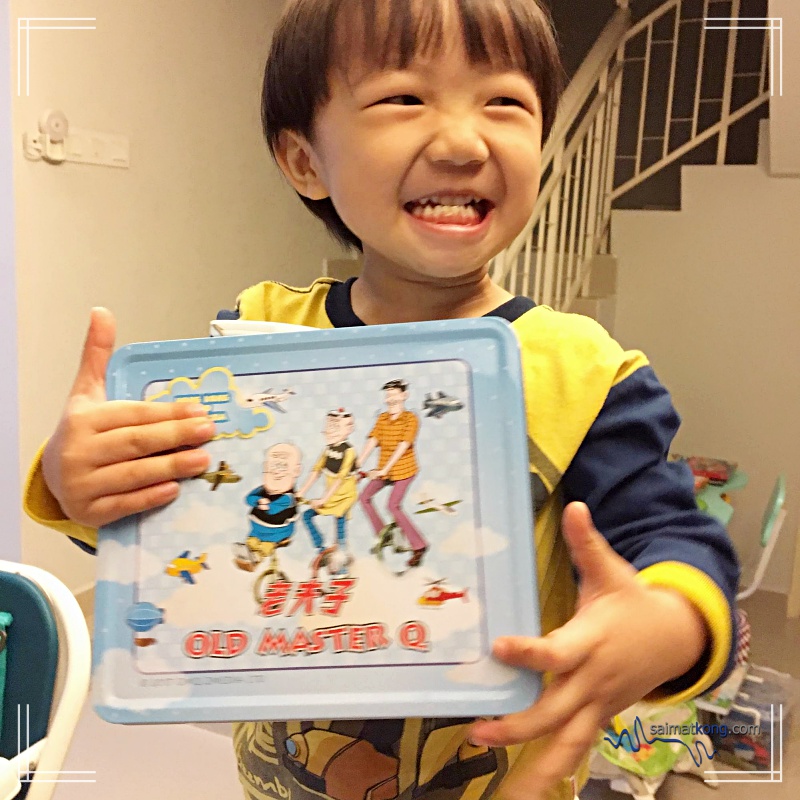 Old Master Q Themed Snowy Mooncake from Hong Kong Bay - See how happy Aiden is with the limited edition Old Master Q metal tin box? 