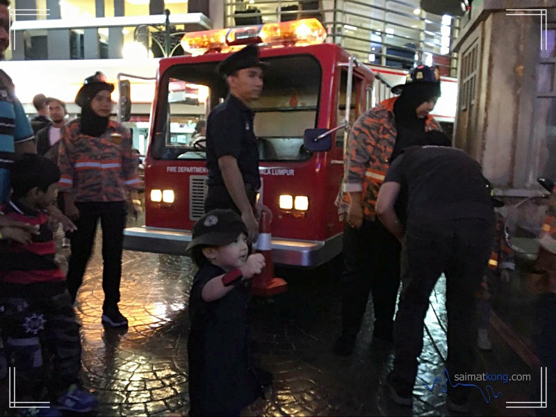 KidZania - As Aiden choose to role play as police, he gets to experience what it's like to be a police. He gets to patrol the streets, control the crowd and participate in barricading high-risk locations.