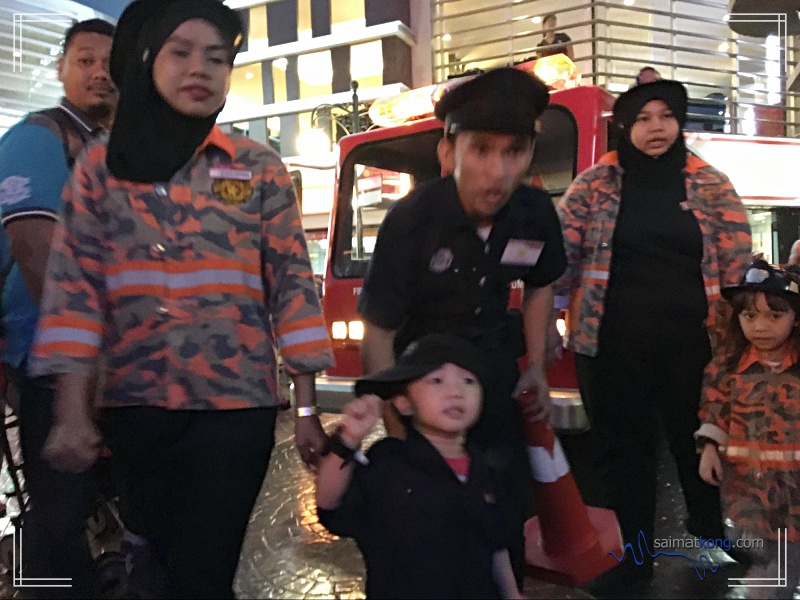 KidZania - As Aiden choose to role play as police, he gets to experience what it's like to be a police. He gets to patrol the streets, control the crowd and participate in barricading high-risk locations.