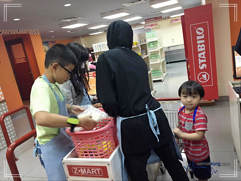 KidZania - As Aiden loves to shop like his mummy, his next job is to be a shopper. He basically has to shop with the trolley according to the shopping list provided. 