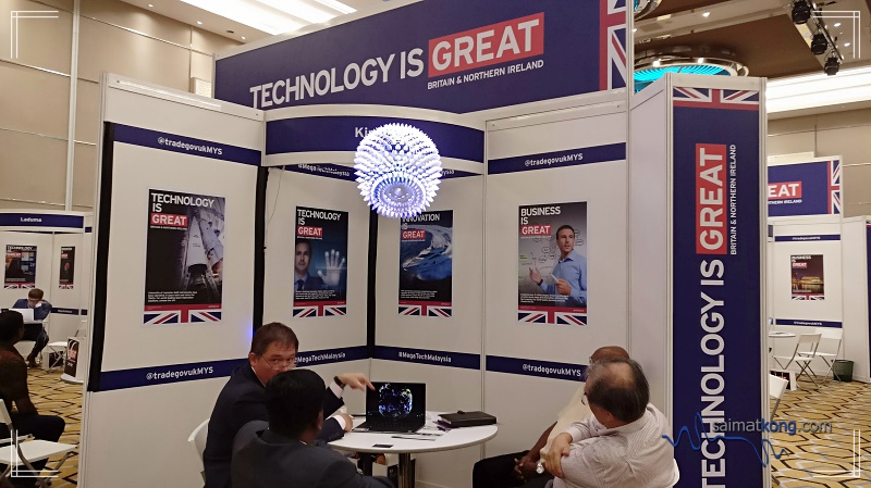 As the technology is LED-based, the 3D display can be clearly seen at a distance and even under brightly-lit conditions. It's no wonder that it caught my attention and this cool 3D display certainly drew large crowds to their booth