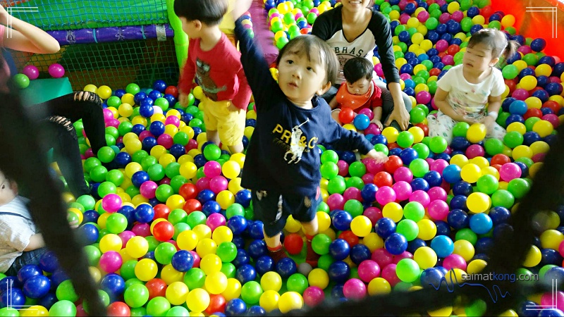 Fun Play & Fitness @ Jungle Gym, BSC - I'm sure almost every toddler and babies love this ball pit area. Filled with soft and colorful balls, how can you not love them? 