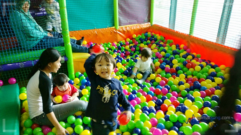 Fun Play & Fitness @ Jungle Gym, BSC - I'm sure almost every toddler and babies love this ball pit area. Filled with soft and colorful balls, how can you not love them? 