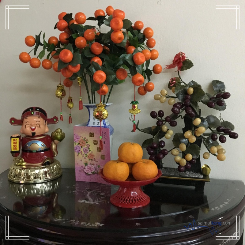 CNY Every Minute Matters with Panadol ActiFast - This is the ‘Prosperity Corner’ decorated with a Choi San Yeh “God of Prosperity” decor, mandarin orange tree, and some mandarin oranges.