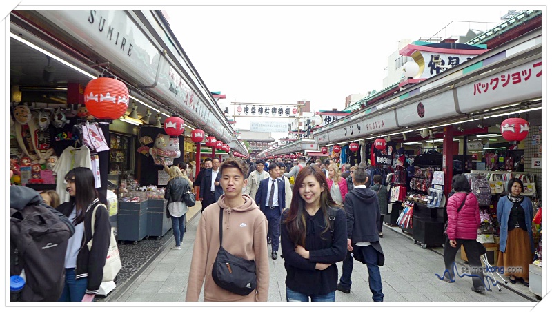 Japan - Asakusa (浅草) What To Do, Eat & See - There are more than 50 shops offering a variety of local snacks and tourist souvenirs such as kimono, yukata, lucky charms, keychains, paper lanterns, samurai swords and folding fans. 