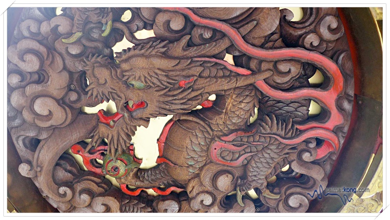 Japan - Asakusa (浅草) What To Do, Eat & See - Impressive and detailed dragon-shaped engraving at the bottom of the lantern. 