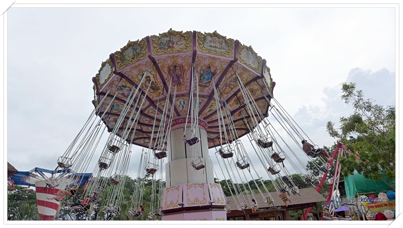 Fun Things To Do @ Lost World Of Tambun, Ipoh - For the speedy rush, get seated, belt up and prepare to be swung around in the air on the Dragon Flight. 