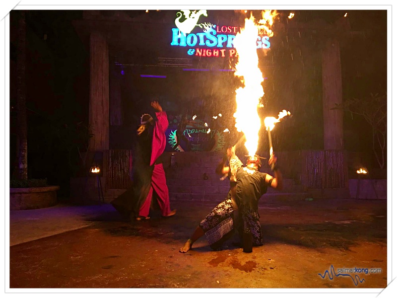 We really loved the Flaming Percussion show with talented performers showing their amazing fire-twirling stunts and fire-eating performance. 