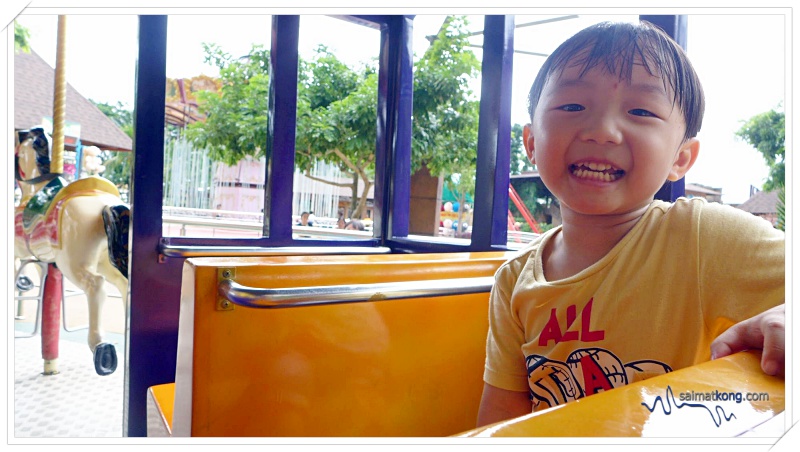 Fun Things To Do @ Lost World Of Tambun, Ipoh - Both Aiden and Annabelle’s favorite is the Perak Parade, which is actually carousel ride. It’s fun and great for small kids. 