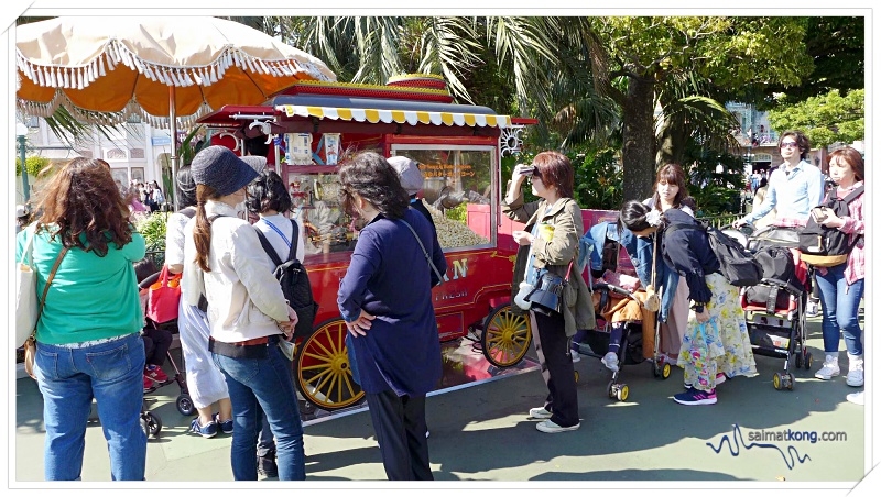 Tokyo Disneyland 2018 - Popcorn and popcorn buckets are famous at Tokyo Disneyland. The popcorn carts are located at different locations in Tokyo Disneyland with each popcorn carts offering different flavors and designs of Disney popcorn buckets.