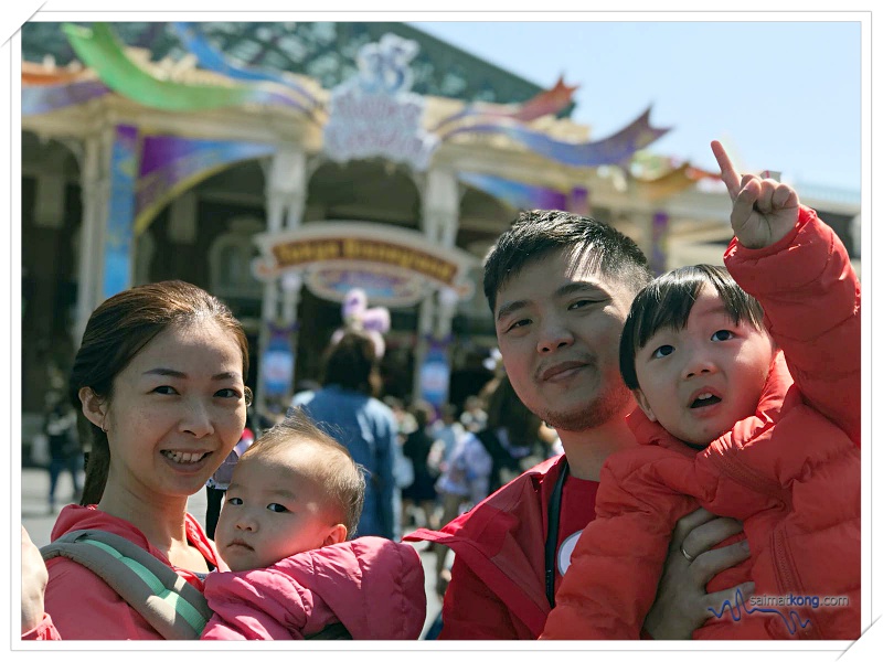 Tokyo Disneyland 2018 - First, take a family photo at Tokyo Disneyland.