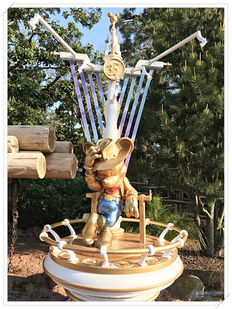 Tokyo Disneyland 2018 - To celebrate Tokyo Disneyland’s 35th Anniversary, there are gold Mickey statues all over the park.