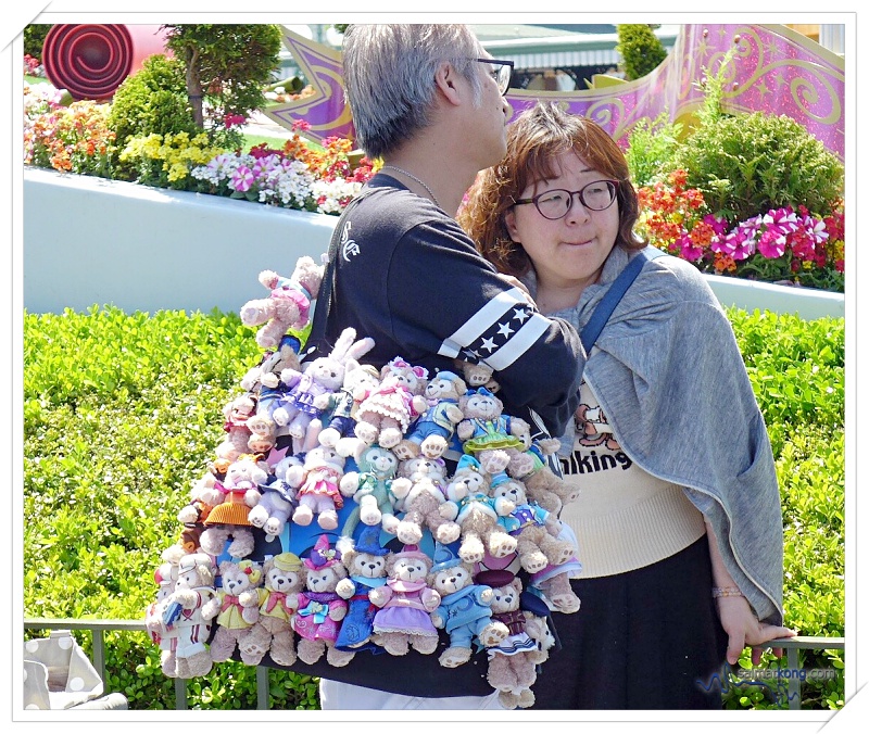 Tokyo Disneyland 2018 - Cuteness overload!!! While walking around the park, you’re sure to see people carrying Disney characters plush toy. Love this bag decorated with Duffy and Stella Lou plush!! 