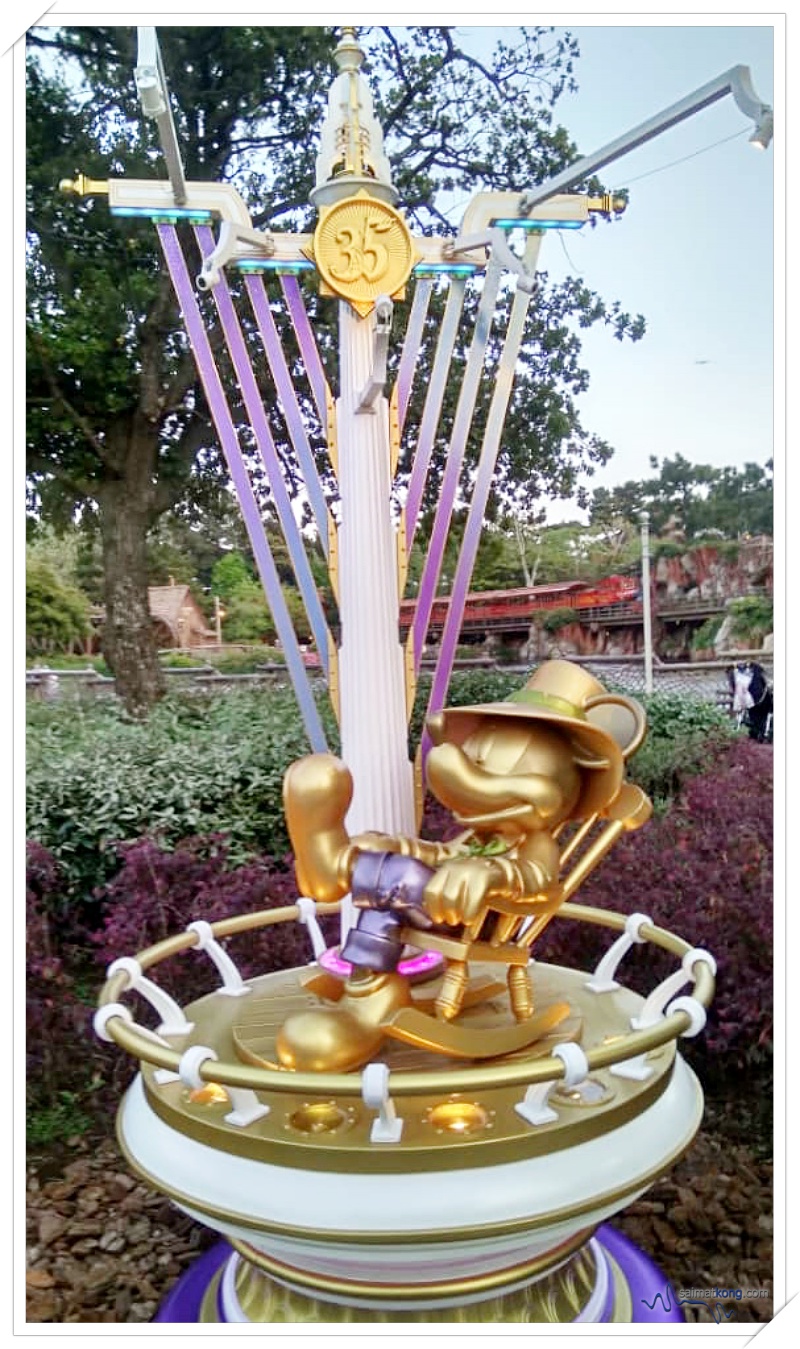 Tokyo Disneyland 2018 - To celebrate Tokyo Disneyland’s 35th Anniversary, there are gold Mickey statues all over the park.