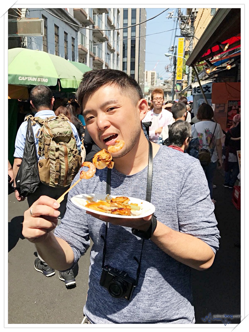 Tokyo Trip Itinerary & Highlights (Part 2) - Tsukiji Market is all about eating delicious street food. Tried so many varieties of seafood skewers! #yummyinmytummy 