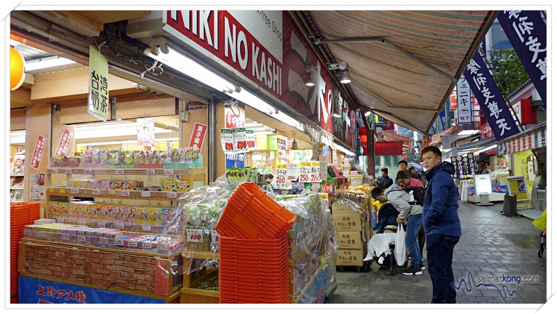 Tokyo Trip Itinerary & Highlights (Part 2) - Niki no Kashi is one of the our favorite places to shop for souvenirs. They sell many varieties of snacks and chocolates at a very good price.
