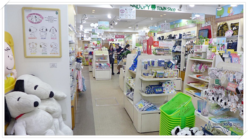 Kiddy Land is a store selling all sorts of character-themed stuffs. They have everything from plush toys to stationary, bags and collectibles, perfect as souvenirs for little kids or even adults who are fans of Hello Kitty, Snoopy, Doraemon, Rilakkuma and more.