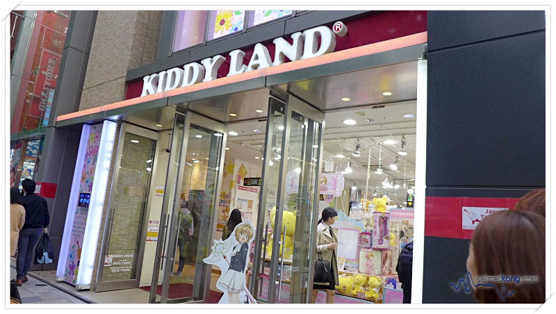 Kiddy Land is a store selling all sorts of character-themed stuffs. They have everything from plush toys to stationary, bags and collectibles, perfect as souvenirs for little kids or even adults who are fans of Hello Kitty, Snoopy, Doraemon, Rilakkuma and more.