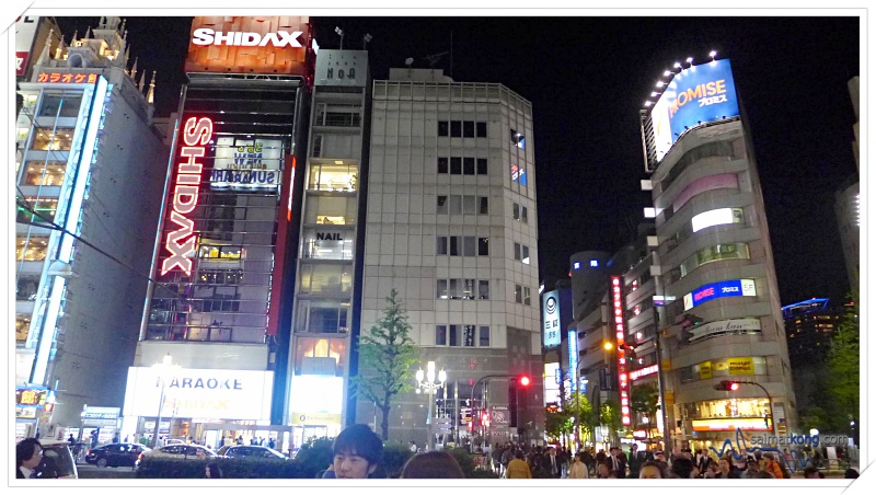 Shinjuku (新宿) is one of the vibrant districts in Tokyo with many skyscrapers and also a shopaholic heaven with many department stores like Isetan, Takashimaya and more. 