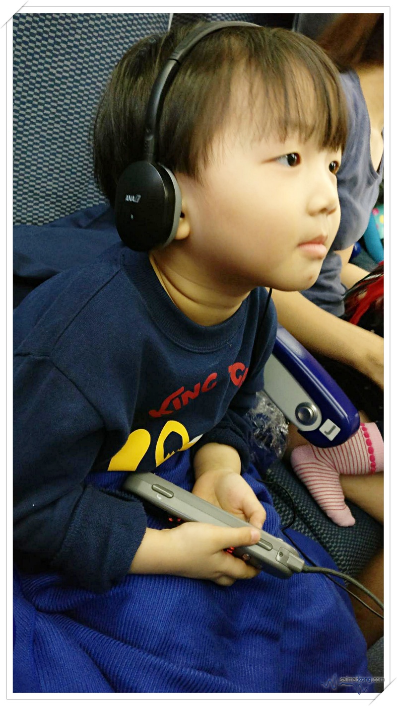 Tokyo Trip 2018 Highlights & Itinerary (Part 1) - Tips for parents flying with toddler : Besides preparing their favorite snacks, keep them occupied with cartoons, movies and games.