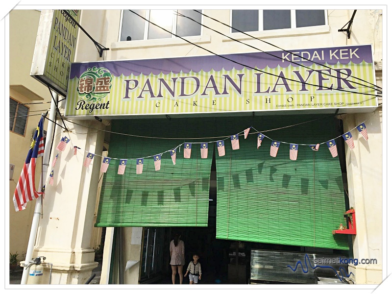 Klang Food - Located near the rows of pre-war shophouses by the Klang railway station, Regent Cake House is famous for its pandan layer cake.