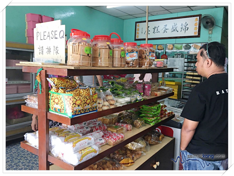 Klang Food - Regent Pandan Layer Cake Shop 锦盛蛋糕店: This small bakery also sell other freshly baked goods such as butter cake, swiss roll, chiffon cake, almond chocolate cake, banana cake and walnut cake. 